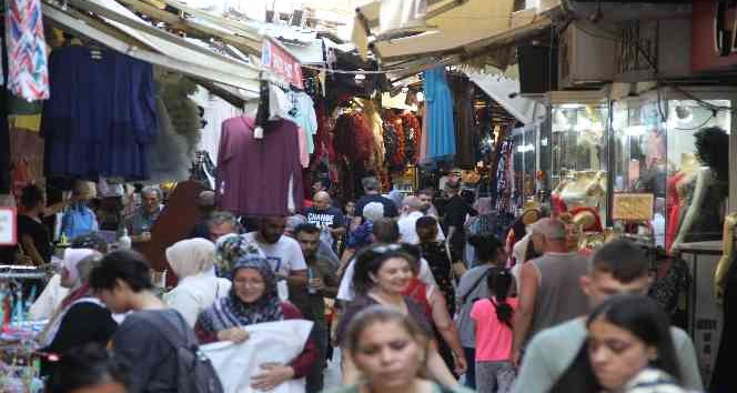 İzmir’deki Tarihi Kemeraltı Çarşısı’nda bayram hareketliliği