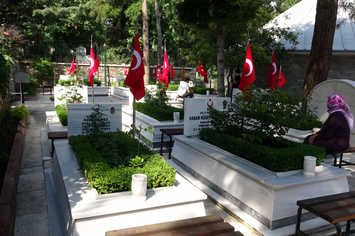 Şehitlikte hüzünlü bayram