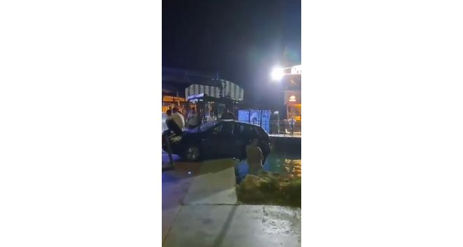 Askıda kalan otomobilin denize düşmemesi için kaputa oturup çekiciyi beklediler