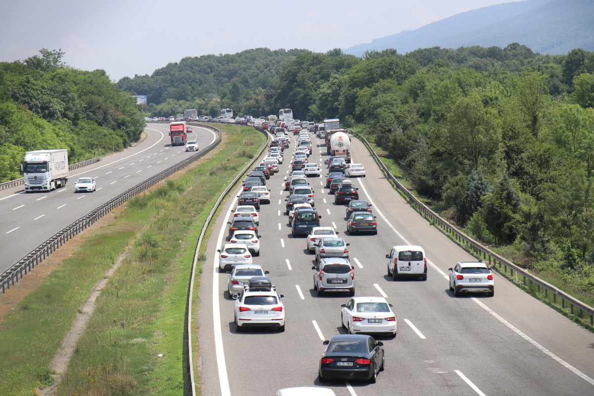 Anadolu Otoyolu'nda tatilci yoğunluğu trafiği durma noktasına getirdi