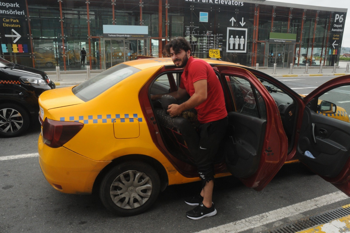 Yolcuyu uçağına yetiştirmek için aracın koltuklarını söktü