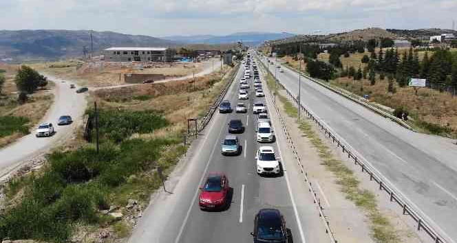 43 ilin geçiş güzergahında trafik yoğunluğu: Bayram kuyruğu havadan görüntülendi
