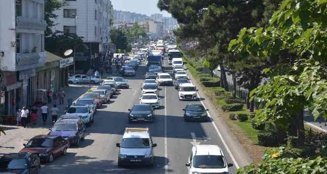 Karadeniz Sahil Yolu’nda bayram yoğunluğu