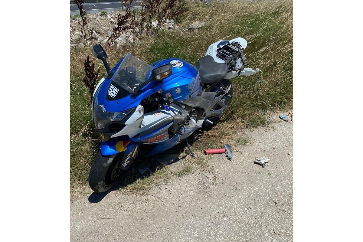 Motosikletlilerin tehlikeli yolculuğu zincirleme kazaya neden oldu: 2 yaralı