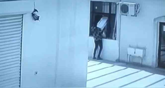 Taziye evinin klimasını çalan hırsızlar kameraya takıldı