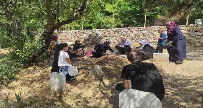 Şehit yakınları bayram arifesinde şehitliklere akın etti