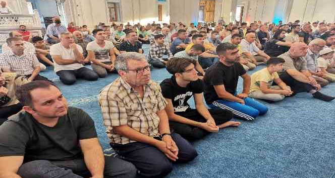 İzmir’de Kurban Bayramı namazı eda edildi