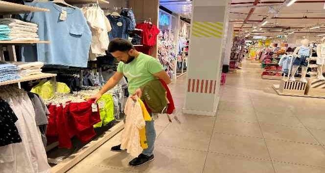 Mardinli öğretmen Özsoy, bu bayramda gönüllü ekibiyle çocukların yüzünü güldürdü.