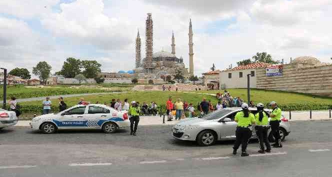 Edirne’de trafik polisleri sürücülerle bayramlaştı