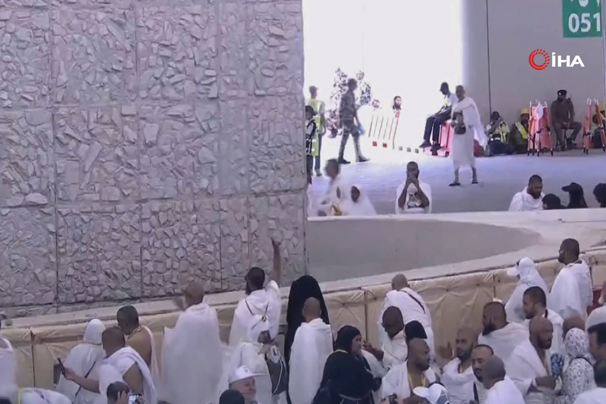 Hacılar Mina'da şeytan taşladı