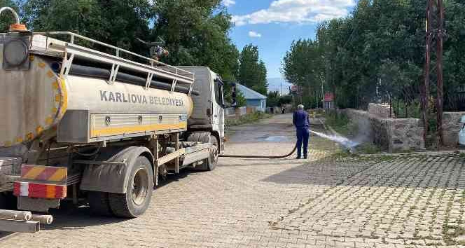Karlıova’da cadde ve sokaklar temizleniyor