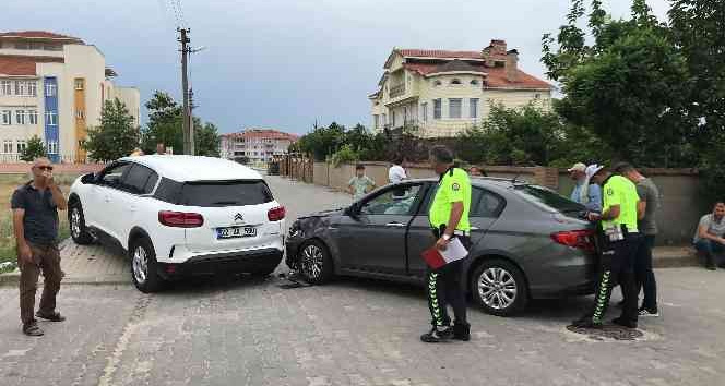 Edirne’de iki otomobil çarpıştı: 1 yaralı