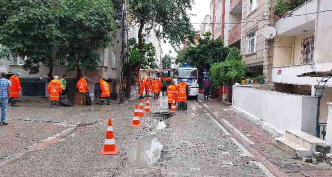 Esenyurt’ta selin bastığı yerlerde tahliye ve temizlik çalışmaları sürüyor