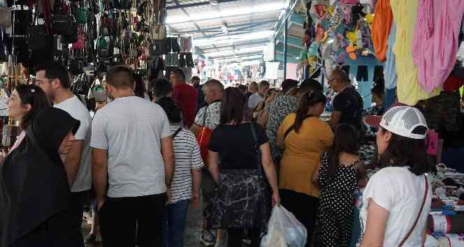 Uzmanından uyarı: "Öpüşme ve kucaklaşmalar salgını yaygınlaştırabilir"