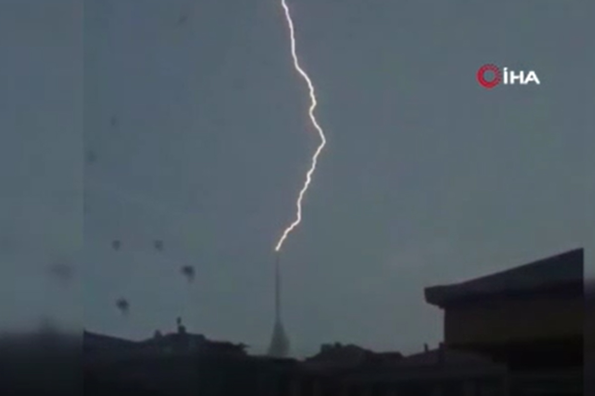 Çamlıca Radyo-TV Kulesi’ne yıldırım düştüğü anlar kamerada