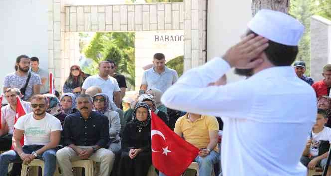 Şehidi ellerinde Türk bayraklarıyla yürüyüp kabri başında andılar