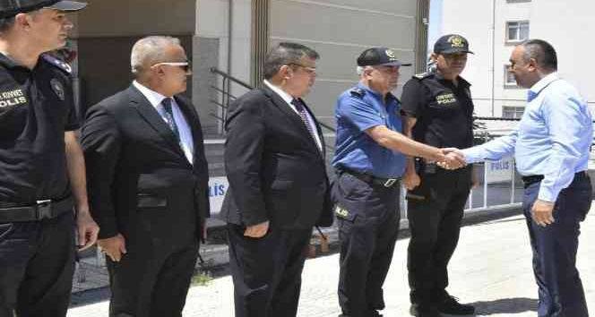 Vali Soytürk Mehmetçik ve polis ile bayramlaştı