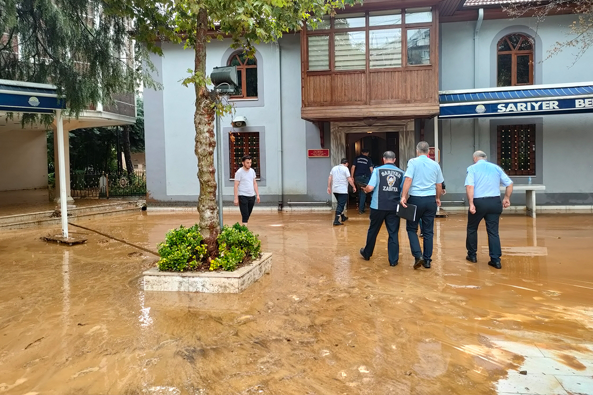 Sarıyer'de yoğun yağıştan dolayı camiyi su bastı