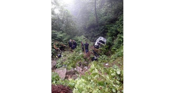 Giresun’da hafif ticari araç dereye uçtu: 7 yaralı