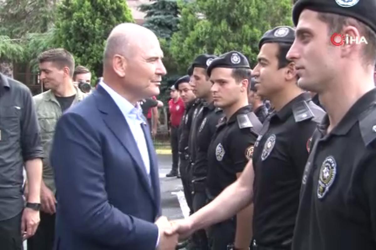 İçişleri Bakanı Soylu, çevik kuvvet polisleriyle bayramlaştı