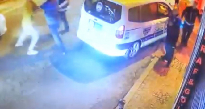 Beşiktaşta bıçaklı afiş asma kavgası kamerada