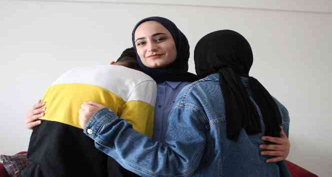 Kardeşleri ile birlikte çocuk evlerine yerleştirildi, onlar aile hasreti çekmesin diye kendilerine ’Koruyucu aile’ oldu