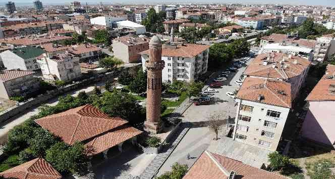 Sellerin yıkamadığı Eğri Minare asırlardır ayakta