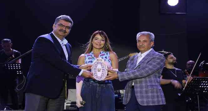 Nasreddin Hoca Şenliği’nin finalini Bengü yaptı