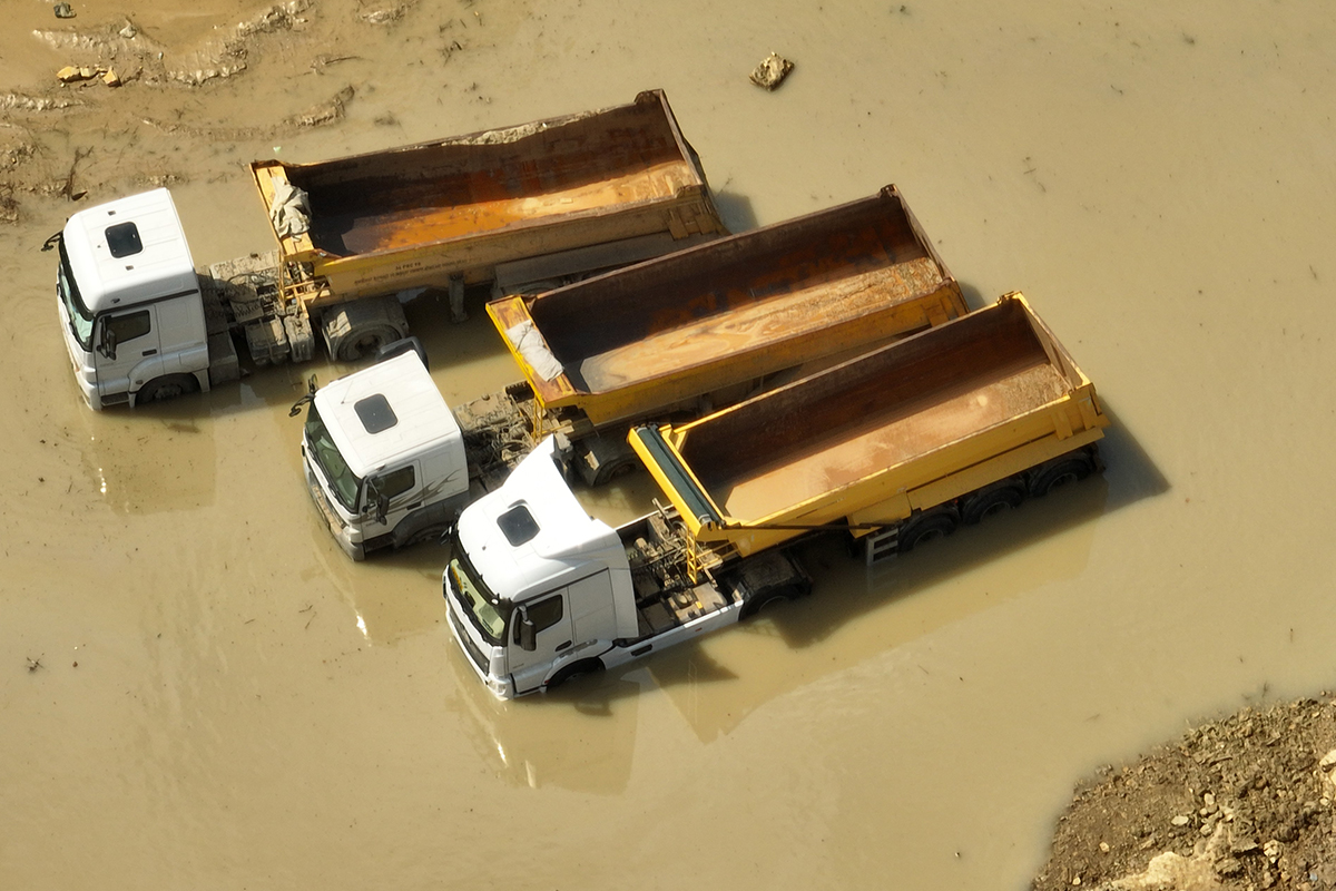 Göle dönen şantiyedeki hafriyat kamyonlarını kurtarma çalışması sürüyor