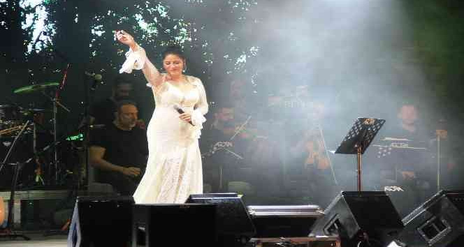 Zara, söylediği şarkılarla tatilcilere unutulmaz bir gece yaşattı