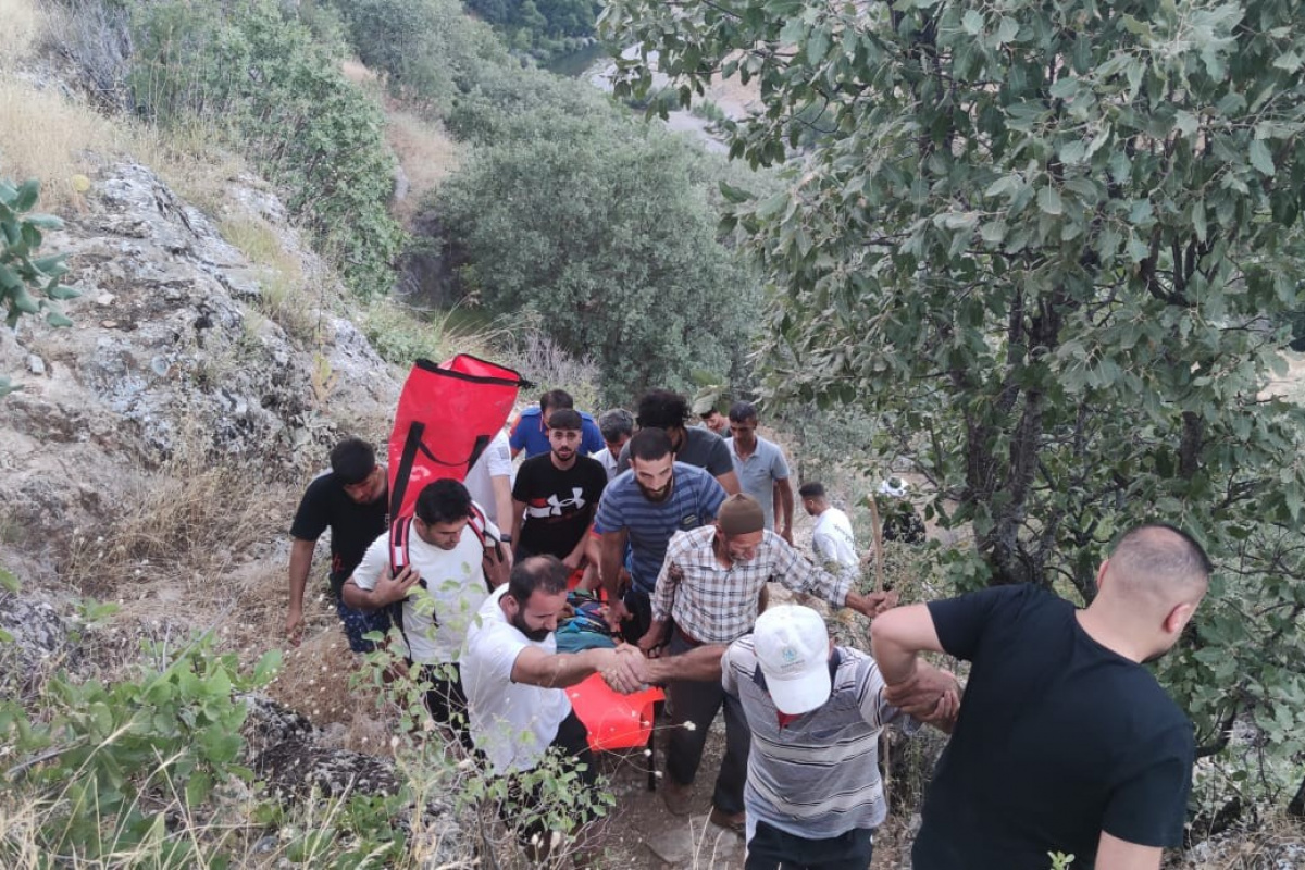 Kayalıklardan düşen vatandaşı AFAD ekibi kurtardı