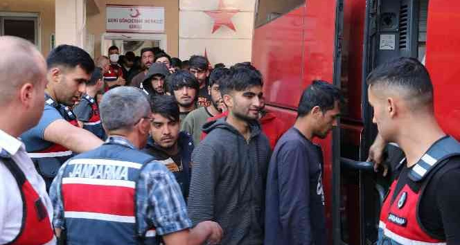Edirne’de yakalanan 260 göçmen sınır dışı edilmek üzere İstanbul’a gönderildi