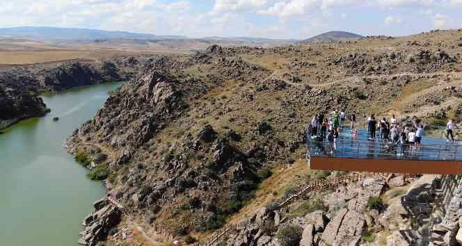 Tatil uzadı, ziyaretçiler akın etti: Bozkırın ortasında tekne turu yaptılar