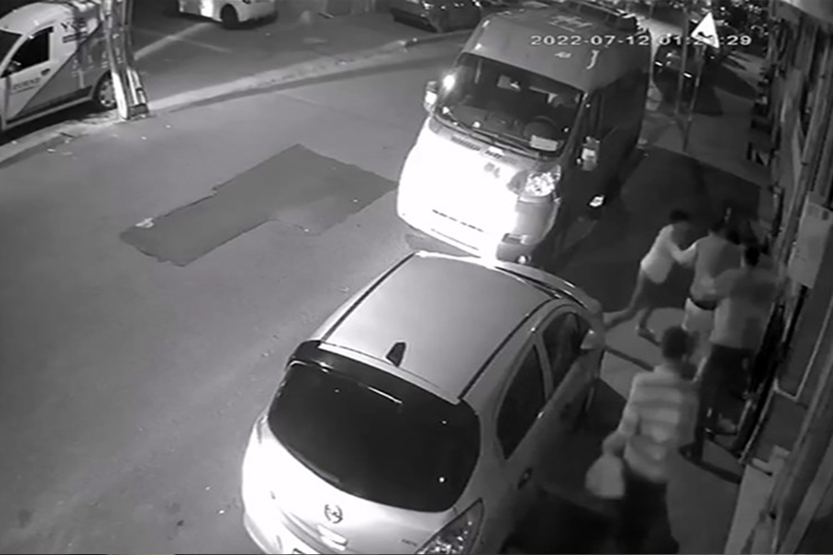 'Yan baktın' diyerek bir gence saldırdılar: O anlar kameraya yansıdı