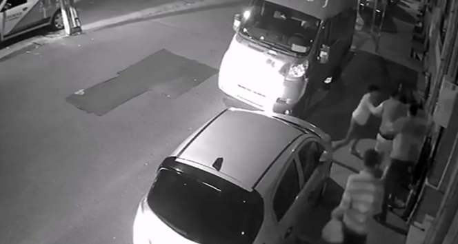 Yan baktın diyerek bir gence saldırdılar: O anlar kameraya yansıdı