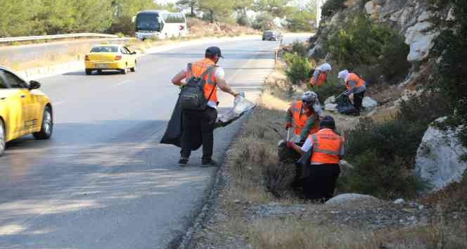 Bodrum, araçlardan atılan çöplerden arındırılıyor