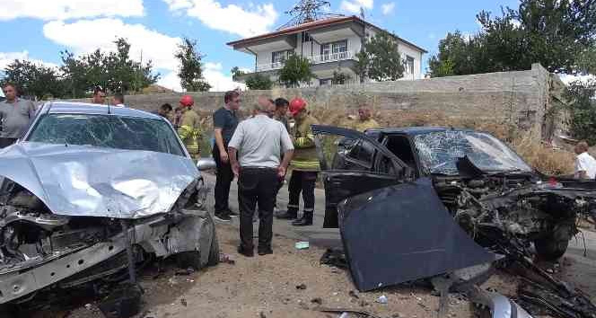 Feci kaza, iki otomobil kafa kafaya çarpıştı: 10 yaralı