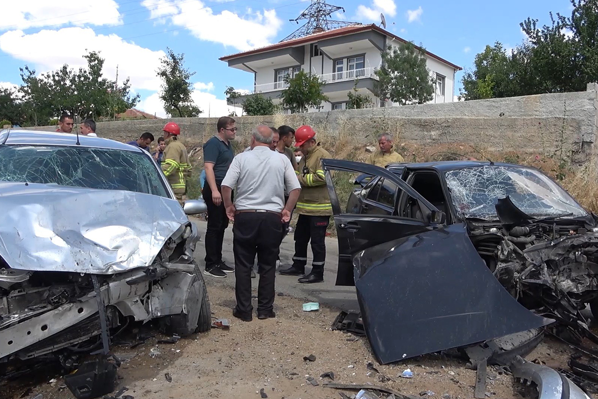 Feci kaza, iki otomobil kafa kafaya çarpıştı: 10 yaralı
