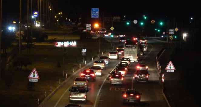 Tatilciler dönüşe geçti: 43 ilin geçiş güzergahında trafik yoğunluğu