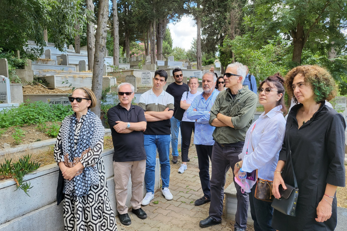 Usta gazeteci Okay Gönensin vefatının beşinci yılında mezarı başında anıldı