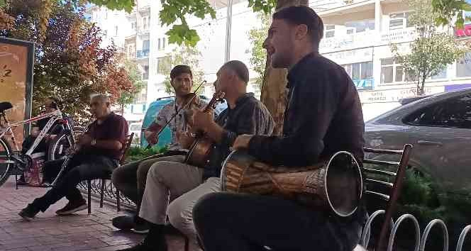 Sokak sanatçıları hem eğlendi hem eğlendirdi