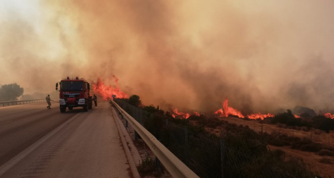 İzmir-Çeşme otoyolu yangın nedeniyle trafiğe kapandı