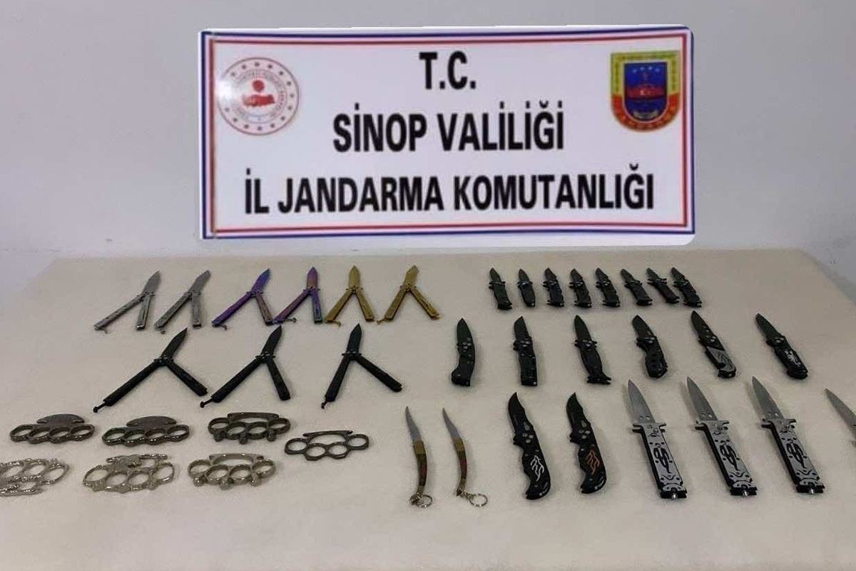 Sinop’ta bir şahıstan çok sayıda yasaklı bıçak ele geçirildi