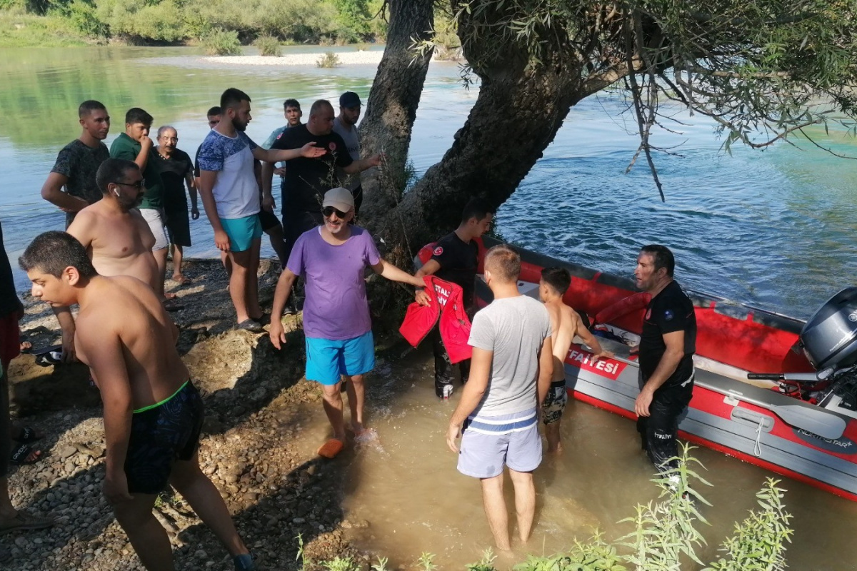 Manavgat Irmağı&#039;nda mahsur kalan vatandaşlar itfaiye ekiplerince kurtarıldı