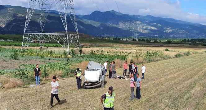 Tokat’ta hafif ticari araç tarlaya devrildi: 5 yaralı