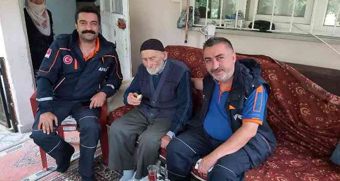 Hayatından endişe ediliyordu, komşunun bahçesinde uyurken bulundu