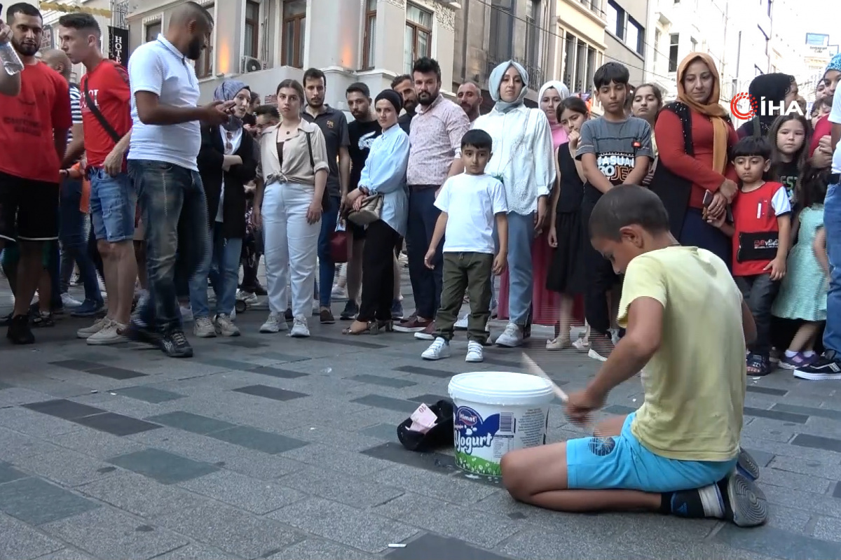 Yoğurt kabıyla bateri çalan çocuğa yoğun ilgi