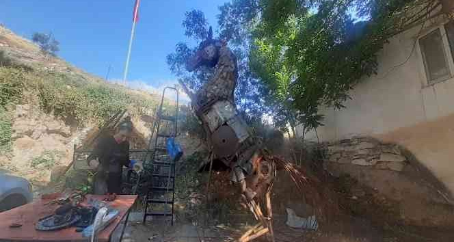 Hurda demirlerden heykel