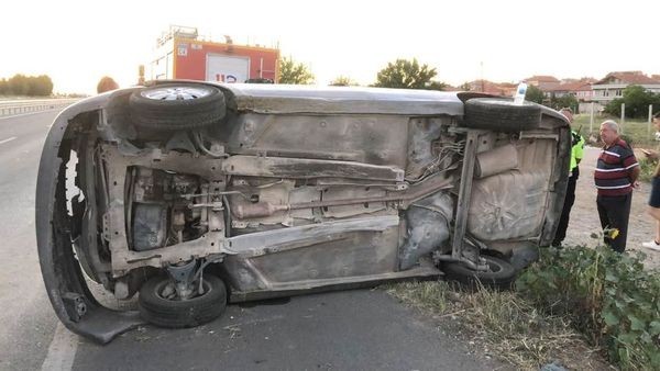 Edirne’de tırın sıkıştırdığı otomobil takla attı: 3 yaralı
