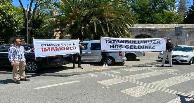 Sel felaketinde tatilde olan İmamoğlu’na pankartlı tepki